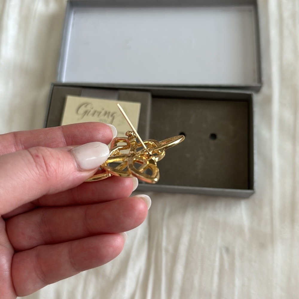 The Giving Pin- Celtic Knot - Picture 6 of 6
